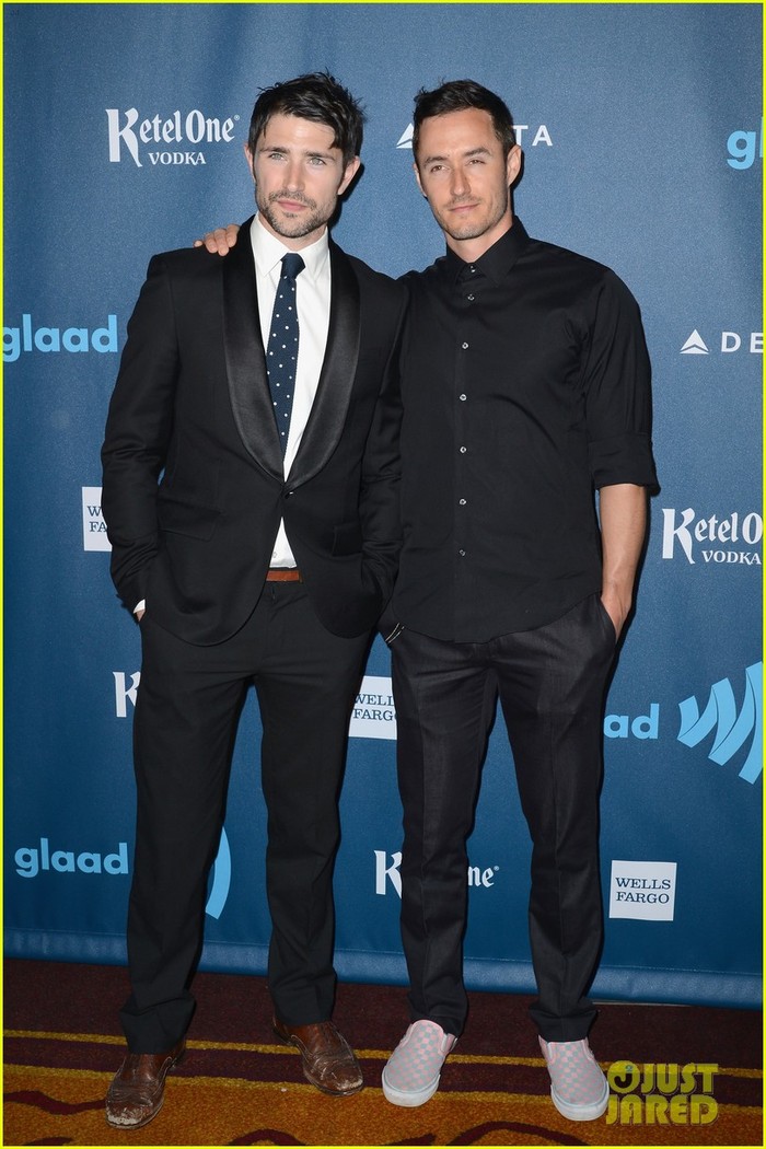 Cặp đôi ngôi sao của Kyle XY Matt Dallas (trái) và vị hôn phu là nhạc sĩ Blue Hamilton tại thảm đỏ GLAAD. Matt công khai đồng tính hồi tháng 1/2013, cặp đôi này chính thức hẹn hò từ năm 2009 nhưng mới đây họ mới ra mắt công chúng. Ảnh. Just Jared.